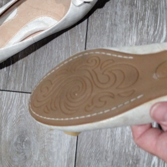 B.O.C. cream metallic flower petals loafers. Mint condition. Size 10 - Picture 11 of 12